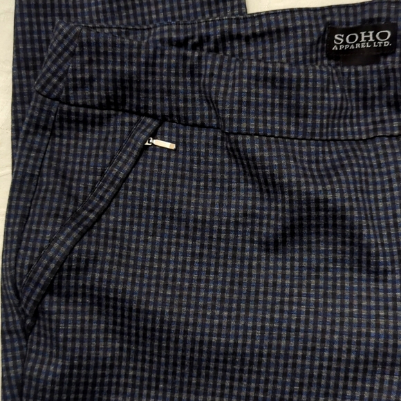 Soho Apparel Ltd. Size L - Picture 2 of 6
